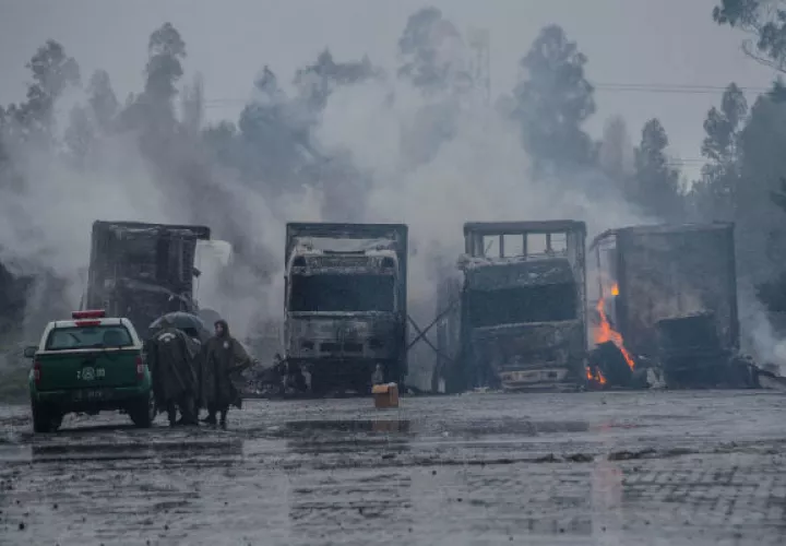 Exigen que los responsables de la quema de los camiones respondan ante la ley. FOTO/EFE