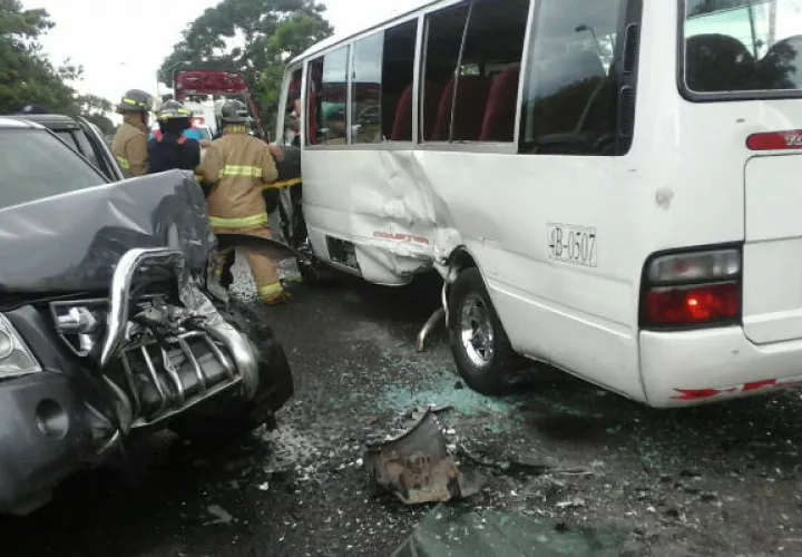 Una ciudadana de 75 años que viajaba en el pick-up, sufrió heridas de consideración. FOTO/JoséVásquez