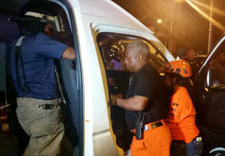 Funcionarios del Sinaproc y de los bomberos en las labores de rescate. Foto/Delfia Cortez