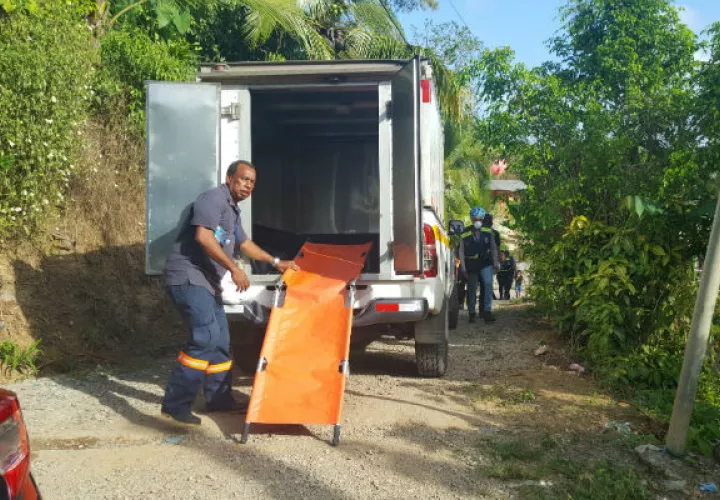 Llegaron a levantar el cuerpo. Foto: Delfia Cortez  