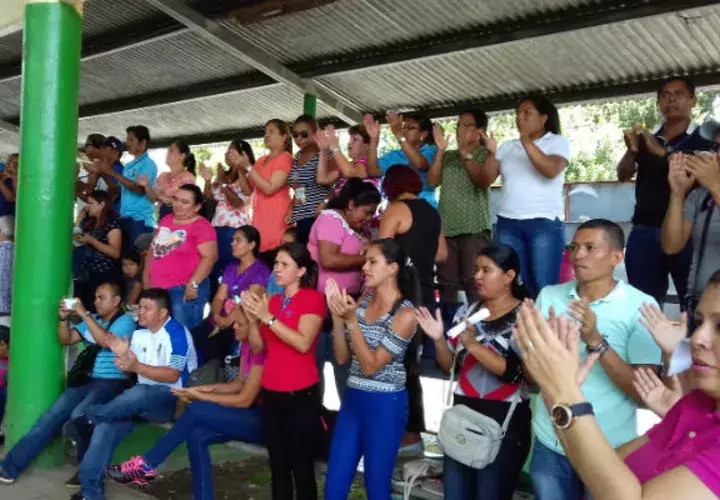 Docentes que mantienen huelga reunidos en la cancha de San Félix. Foto: Mayra Madrid 