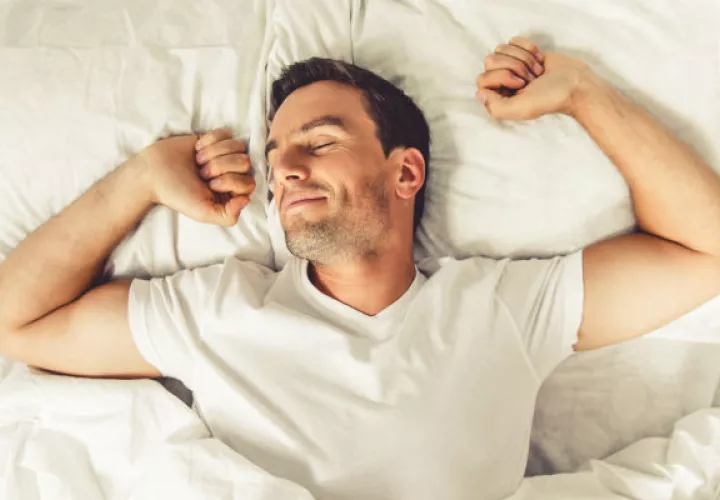 Dormir menos de 7 horas afecta productividad en el trabajo