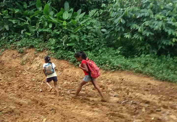 Los caminos en mal estado también afectan a los alumnos de Donoso. Foto: Diómedes Sánchez