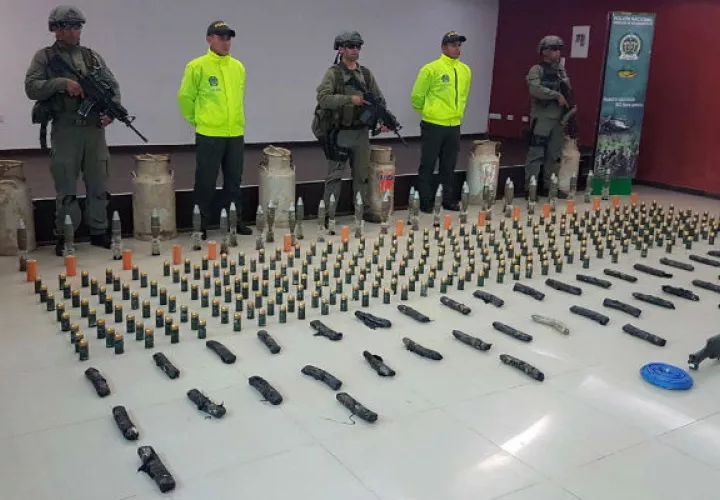Fueron halladas armas largas, fusiles, 319 granadas de 40 milímetros, 34 granadas de 60 mm. FOTO/EFE 