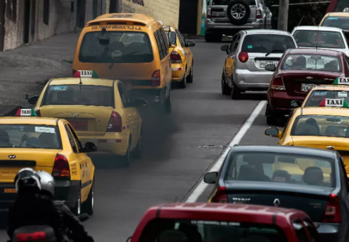 Vehículos de transporte contaminan con ''smog''. Foto/ EFE
