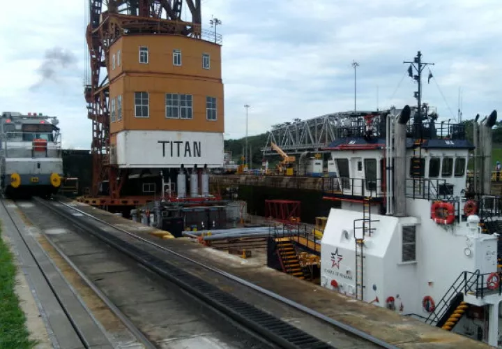 Momentos cuando la grúa Titán levanta una de las compuertas del Canal para su mantenimiento. Foto/Yessika Valdés