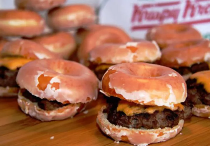Una manera rara de comer hamburguesa