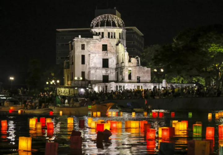 Un grupo de personas recuerdan a sus seres queridos. FOTO/AP