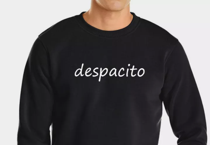 Hay camisetas de manga corta en versión femenina y masculina