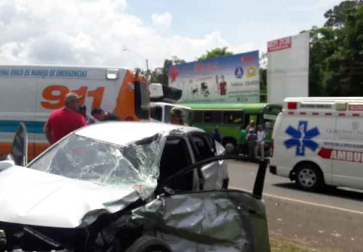 El vehículo quedó con serios daños en la carrocería. Fotos: Eric Ariel Montenegro. 