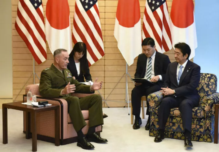 jefe del Estado Mayor Conjunto de EE.UU., el general Joseph Dunford, reunido con Shinzo Abe. FOTO/EFE 