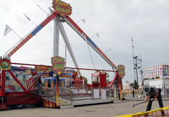 El juego mecánico llamado Fire Ball tenía 18 años de antigüedad.  FOTO/AP