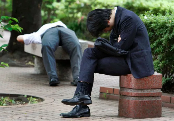 Mueren por exceso de trabajo.