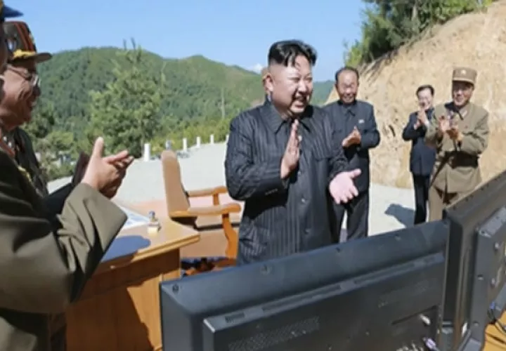 El líder de Corea del Norte, Kim Jong-un, revisa sus estrategias bélicas.