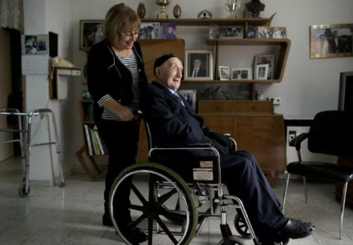 Yisrael Kristal junto a su hija. Foto/ EFE