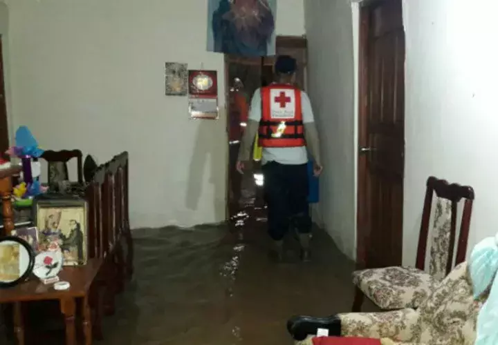 Funcionarios del Sinaproc evalúan los daños en una vivienda. FOTO/Zenaida Vásquez
