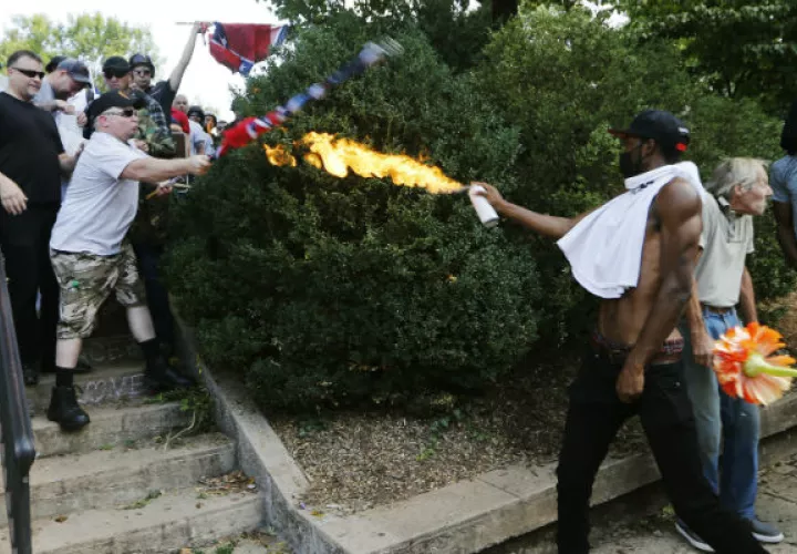 Grupos se enfrentan en las calles de Charlottesville (Virginia). FOTO/AP