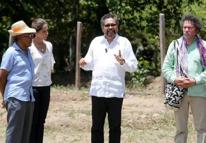 Los miembros de las FARC: alias "Joaquín Gómez" (i), alias "Iván Marquez" (c) y alias "Pastor Alape"