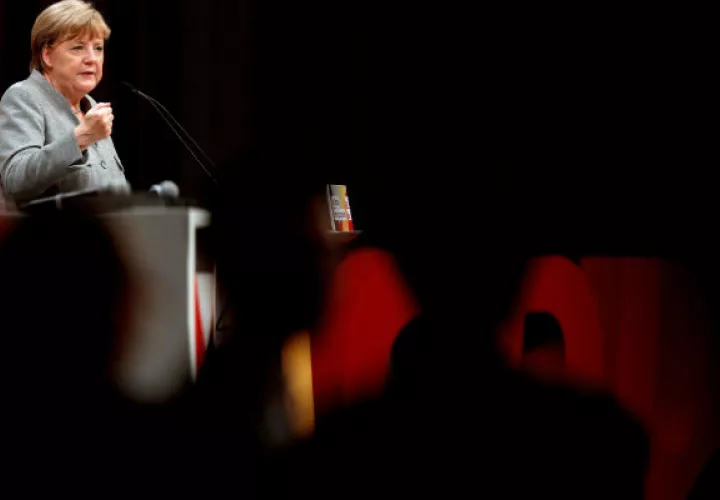 Ángela Merkel tiene 16 años al frente de las filas conservadoras. FOTO/AP