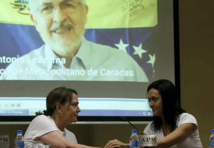 Mitzy Capriles (izq.) Foto/ EFE