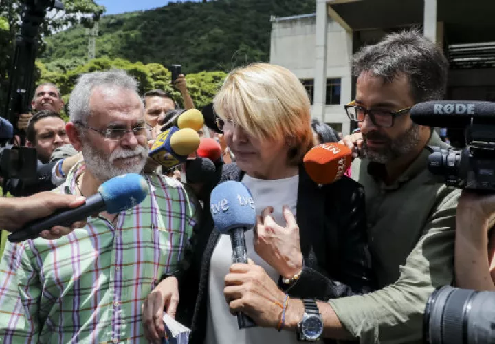 Luisa Ortega (c) ofrece declaraciones luego de participar en el foro "Encuentro en defensa de la Constitución. FOTO/EFE
