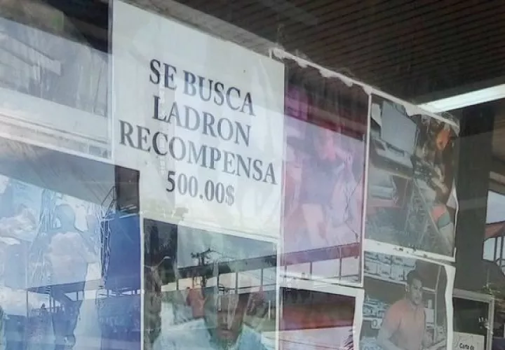Colocó las fotos en la vidriera 