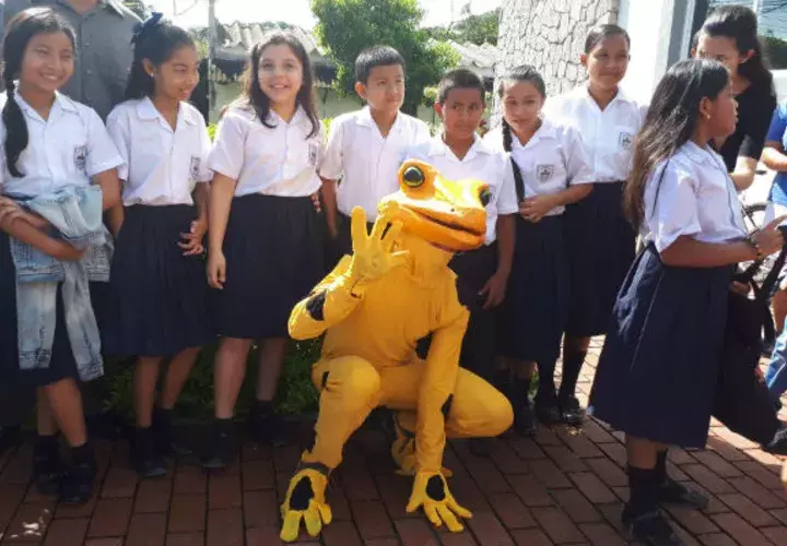 Niños junto a un muñeco representativo de la rana dorada. Foto: Elena Valdez