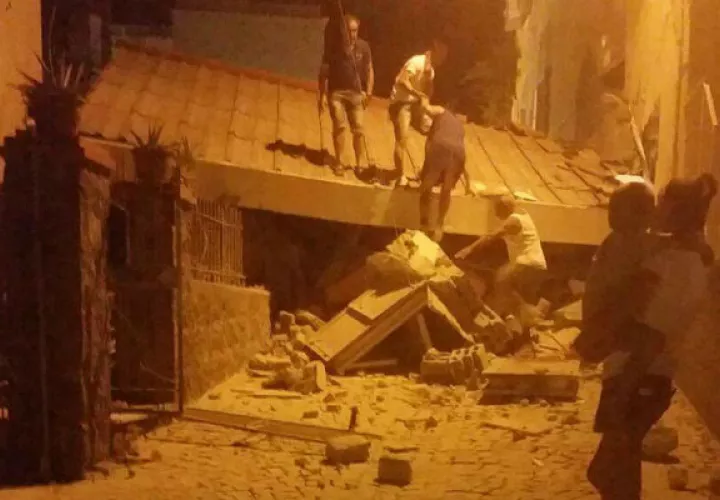 Revisan los daños materiales causados por el sismo de 4 grados. FOTO/AP