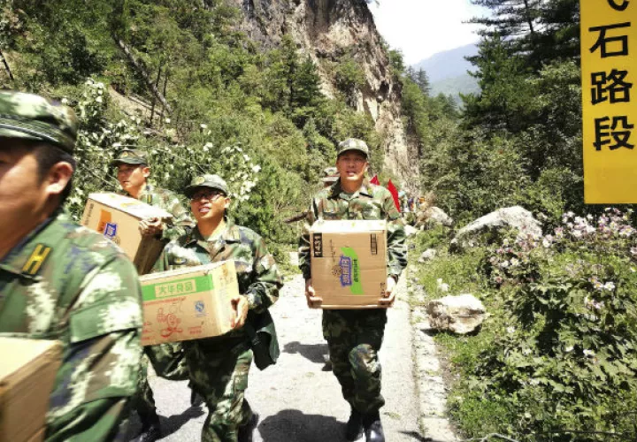 Policías paramilitares llevan ayuda humanitaria. Foto/ AP