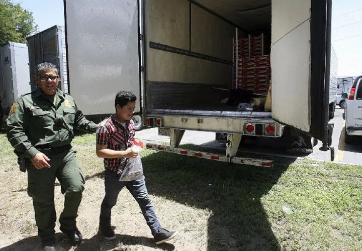 Los detenidos son un hombre y una mujer de nacionalidad cubana que ahora están bajo custodia de la Patrulla Fronteriza de Estados Unidos. FOTO/AP
