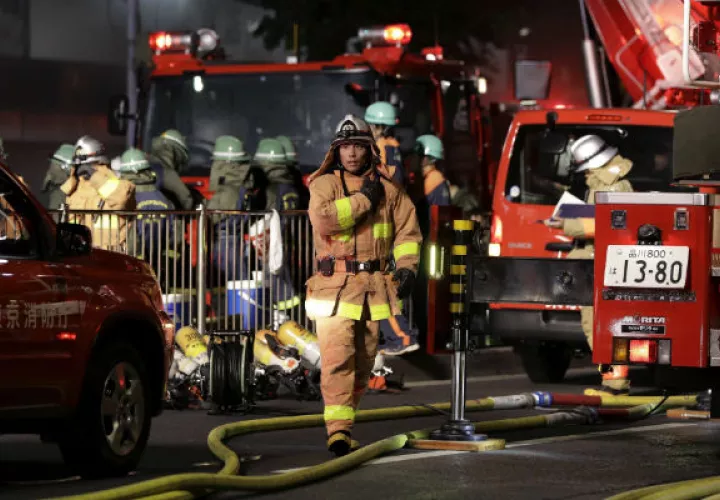 Bomberos trabajan para extinguir el incendio. Foto/ EFE