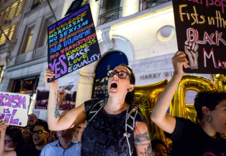Los manifestantes, de diversos orígenes y edades, comenzaron a congregarse en Manhattan horas antes de la llegada del presidente, coreando consignas como "No KKK, No Fascist USA!". FOTO/AP