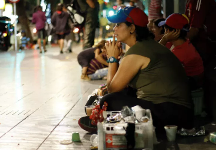 Venezolanos esperan una oportunidad para trabajar en Colombia.