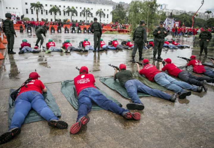 Militares y civiles participan en ejercicios militares. FOTO/EFE