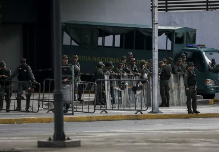 Luisa Ortega Díaz denunció en Twitter el “asedio” a su oficina, ubicada en el centro de Caracas y blindada por 30 agentes armados con equipos antimotines. FOTO/EFE