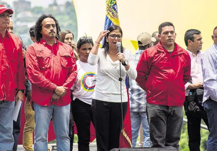 La exministra  Delcy Rodríguez (c) participa en una concentración a favor de la constituyente /Foto EFE