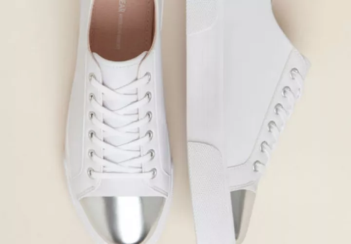 Los zapatos con la punta metalizada son el último complemento de las celebrities