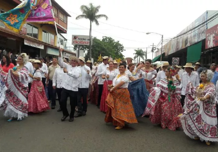 Hermosas polleras se pasearon en el desfile tableño. /Foto Zenaida Vásquez