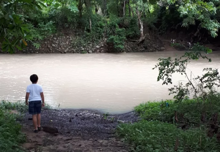 Estudiantes del pueblo  no van a la escuela si el río está crecido. /Foto Elena Valdez