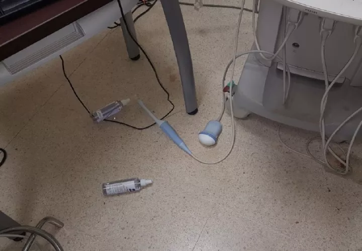 Se encontraron medicamentos  y equipos tirados en el piso. /Foto Zenaida Vásquez  