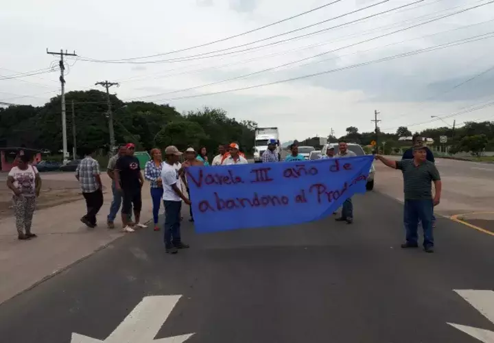Los productores de arroz de Penonomé y Antón durante el cierre de la vía Interamericana. /Foto Elena Valdez 