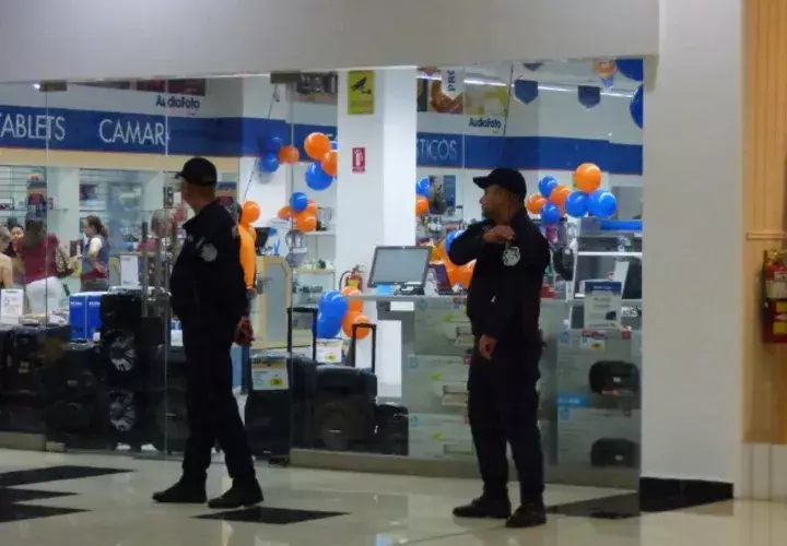 Había unidades policiales en las áreas de mayor concurrencia. /Foto Thays Domínguez 
