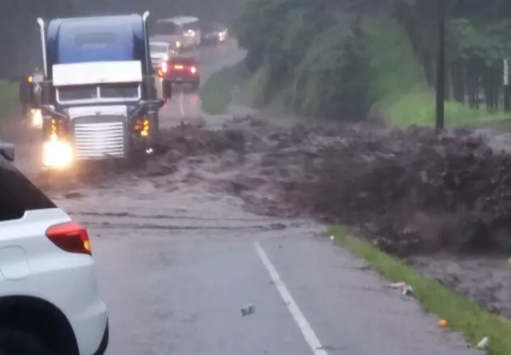 Este camión quedó atascado en la vía,  entre la fuerte corriente. /Foto Mayra Madrid 