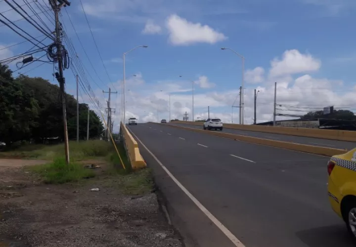 El 27 de septiembre 2014 fue abierto el puente sin concluirlo para aliviar el congestionamiento vial. /Foto José Vásquez 
