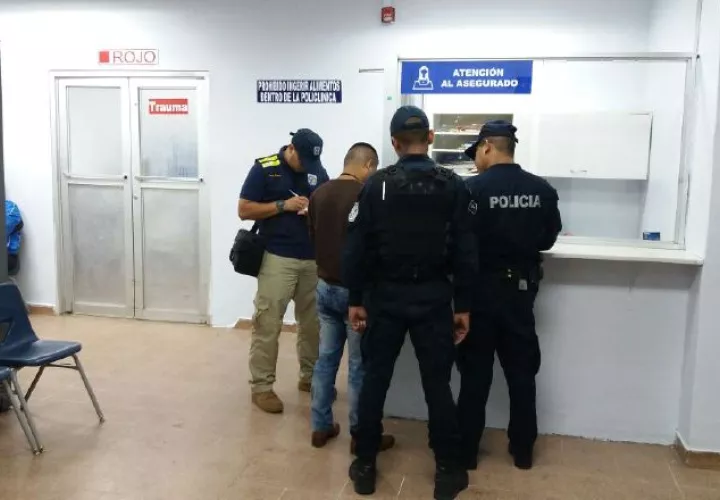 Policías en  hospital Manuel Amador G., por caso de dirigente. /Foto Delfia Cortez