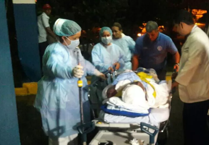 Uno de los obreros cuando ingresaba a recibir atención médica. /Foto Mayra Madrid