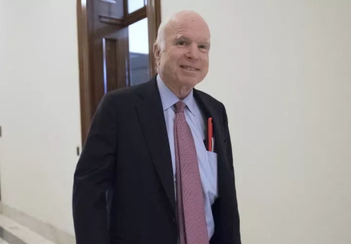 Hace unos meses John McCain, descarriló otra  propuesta republicana para acabar con el Obamacare,  AP