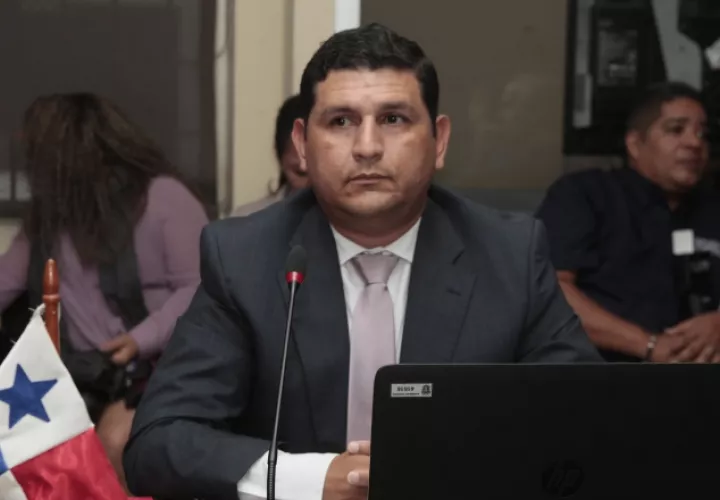 Manuel Soriano, secretario ejecutivo de Conades, en su comparecencia ante la Comisión de Credenciales de la Asamblea. /Foto Víctor Arosemena 
