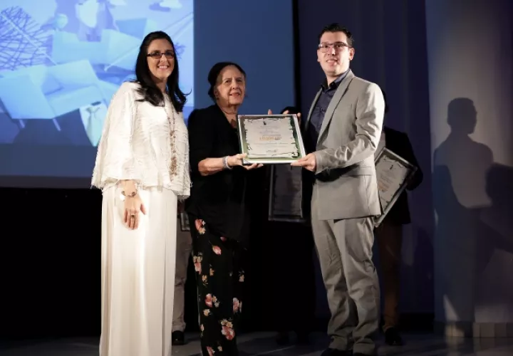 Irma Díaz (secretaria general del Inac), Zita Lewis (hija de Roberto Lewis)  y Enrique Jaramillo Barnes, ganador del 1er. premio en Pintura. /Foto Aurelio Herrera Suira.
