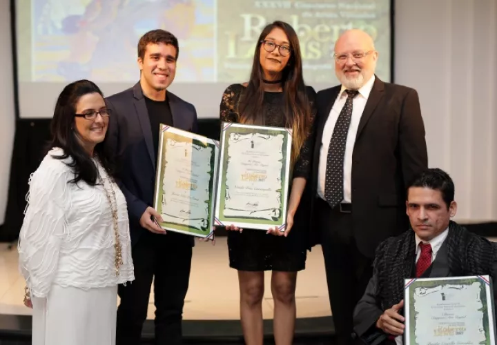 Los ganadores en Arte digital junto a  funcionarios del Inac.